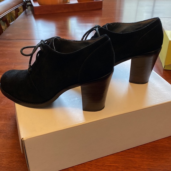 EUC: Banana Republic black suede ankle booties. Size 8.5. - Picture 4 of 14